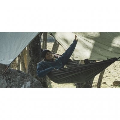 Eine extra breite Hängematte, die ausreichend Platz für zwei Personen zum Schlafen bietet.