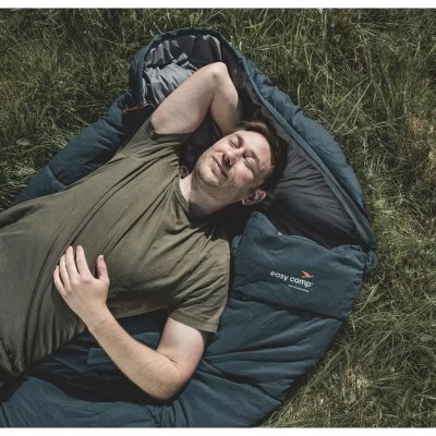 Extra breiter und geräumiger Schlafsack, der vollständig geöffnet und als Decke verwendet werden kann.