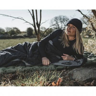 Leichter und weicher 1–2-Jahreszeiten-Schlafsack, der vollständig geöffnet und als Decke verwendet werden kann.