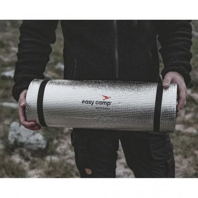 Elastische Bänder halten die Matte ordentlich zusammengerollt.