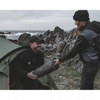 Liggeunderlag i EVA-skum som gir grunnleggende komfort og isolasjon.