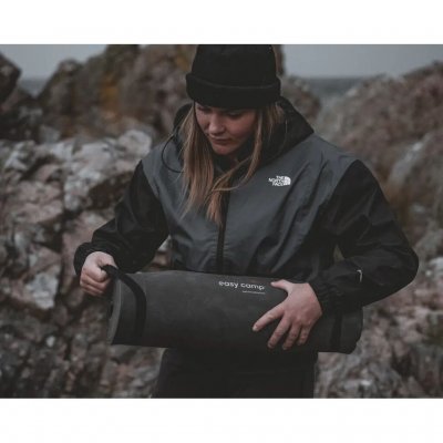 Die Isomatte wird mithilfe der zwei elastischen Riemen ordentlich zusammengerollt gehalten.