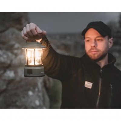Die Laterne bietet gutes Licht.