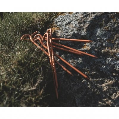 Die orange Farbe macht die Zeltheringe leicht sichtbar.