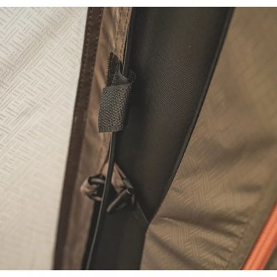 Wird mit Klettverschlüssen im Zelt befestigt.