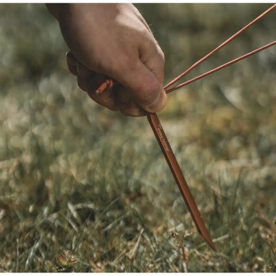 Die V-Form erleichtert es, das Zelt sicher auf steinigem Boden oder in Erde zu verankern.