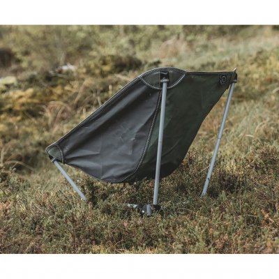 Der Stuhl hat ein stabiles Stahlgestell.