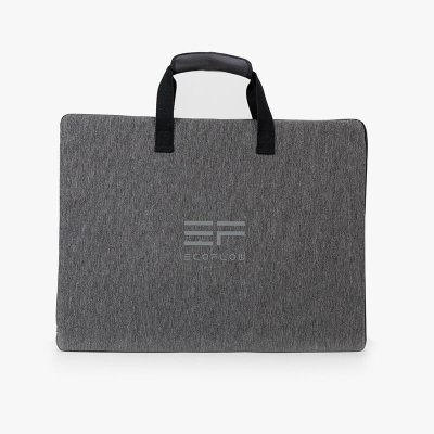 Solpanelen viks enkelt ihop och kan sedan bäras som en väska vars kraftiga tyg även skyddar den under transport.