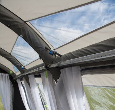 Kan sättas upp via integrerade fästen eller via S-krokar eller klippfästen