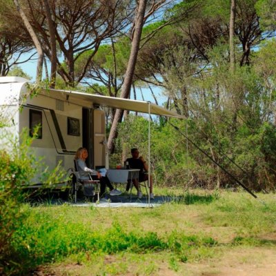 Schaffen Sie in Minuten einen geschützten Außenbereich vor dem Wohnwagen mit einer Sackmarkise von Fiamma.