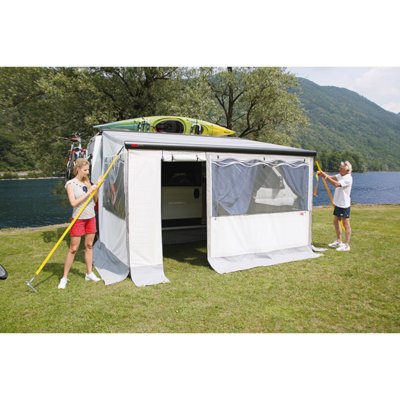 Stormlinorna fästs i hörnen och har en fjädrande säkring mot marken.