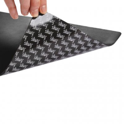 Fästplattor består av en yta av gummi och en klistrig undersida som kan fästas på alla underlag utan att lämna rester.