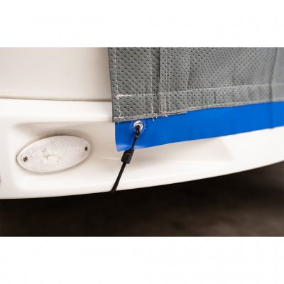 Spännen nedtill på husvagnen.