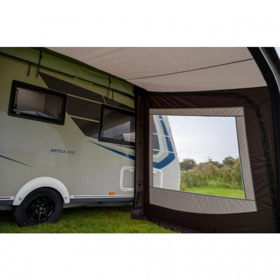 Die Seitenwand des Sky Link 400 von innen gesehen – so entsteht ein behaglicher und geschützter Raum zum Entspannen, egal bei we