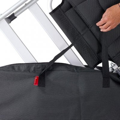 Ordentliga handtag gör väskan att hantera även med campingstolar i den.