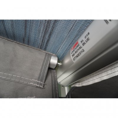 Sidoväggen kommer med en arm/rafter som går från husvagnen till markisfronten..