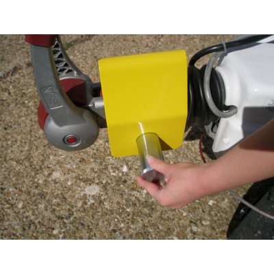 För in kolven i kopplingslåset.