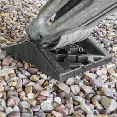 Ger en stabilare husvagn vid mjuka underlag.