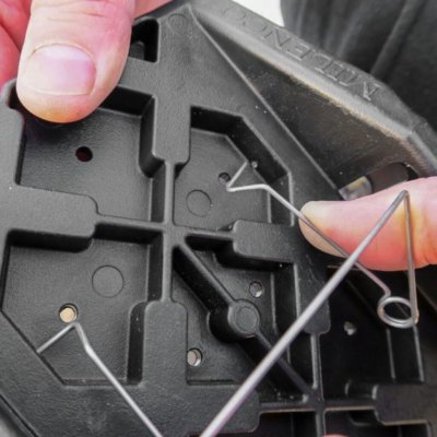 Click-on fäste som håller plattan stabil mot husvagnen.