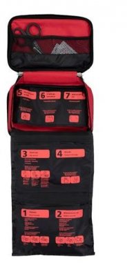 Väskan kan enkelt hängas upp och har tre fack och en nätficka samt ett sidofack för extra förvaring.