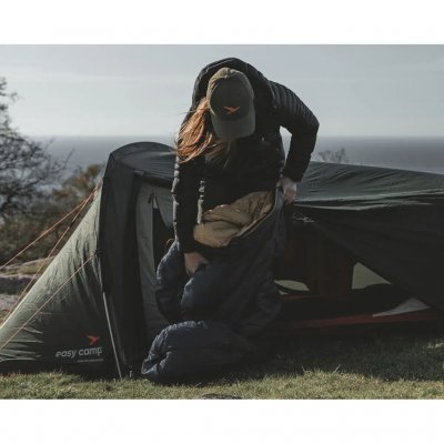 Warmer und bequemer Schlafsack, der dank seines geringen Gewichts und robusten Designs für die gesamte Campingsaison geeignet is