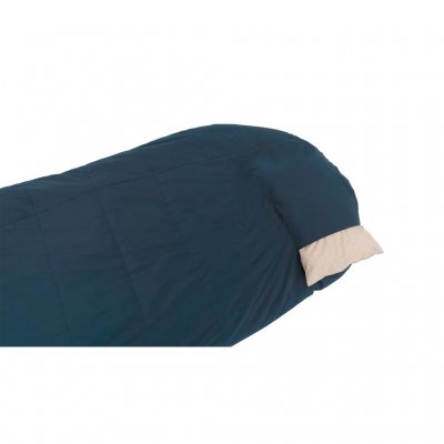 Ein cleveres Detail ist, dass der Schlafsack ein Fach in der Kapuze hat, das zum Beispiel mit Kleidung gefüllt werden kann, um e