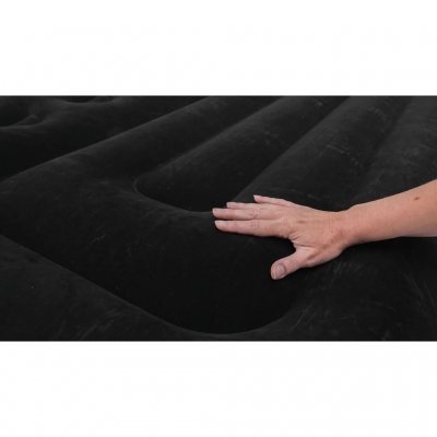 Eine Velours-Oberseite sorgt für ein angenehmes Gefühl auf der Luftmatratze.