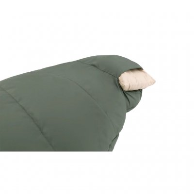 Der Schlafsack hat ein integriertes, abnehmbares Kissen.