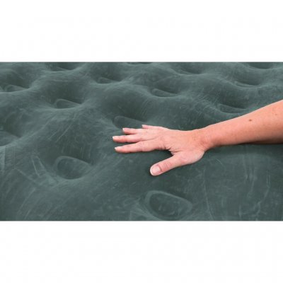 Die Luftmatratze hat eine Oberseite aus Velours, die ein angenehmes Gefühl bietet.