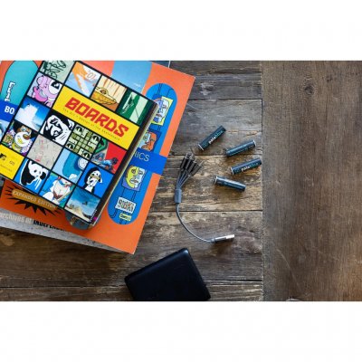 Batterierna är enkla att ladda med den medföljande laddkabeln.