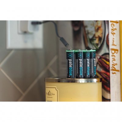 En laddindikator lyser grönt när batteriet är laddat.