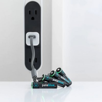 Ladda batterierna med en power bank.