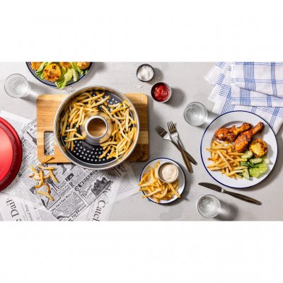 Perforierter Ofenrost – perfekt für knusprige Pommes und das gleichmäßige Garen von Gemüse im Omnia-Ofen.