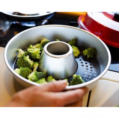 Praktisches Backblech mit keramischer Antihaftbeschichtung und kleinen Löchern.