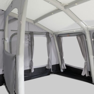 Abgewinkelte Luftschläuche und große, zu öffnende Fensterpaneele sorgen für hervorragenden Komfort beim Campingurlaub