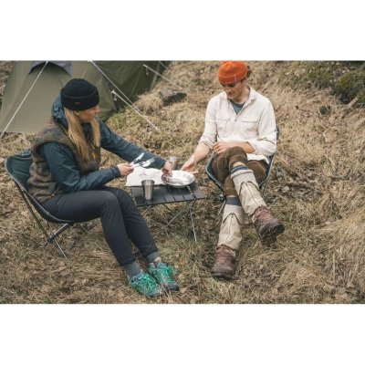 Ein niedriger, klappbarer Tisch von Robens, der sich sowohl im Zelt als auch beim Picknick und am Strand hervorragend eignet.