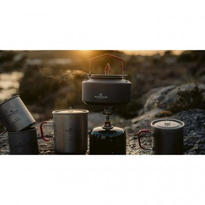 1-Liter-Kaffeekessel aus hartanodisiertem Aluminium, der sowohl auf dem Herd als auch über offenem Feuer verwendet werden kann.