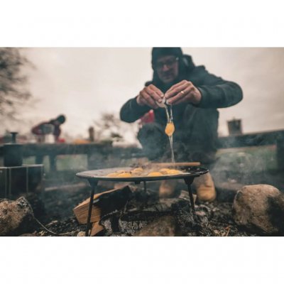 Gusseiserne Grillplatte zum Kochen über offenem Feuer. 