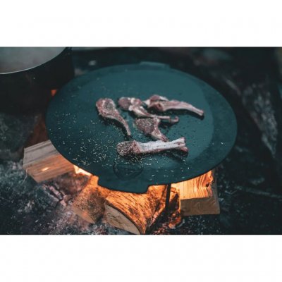 Gusseiserne Grillplatte zum Kochen über offenem Feuer. 