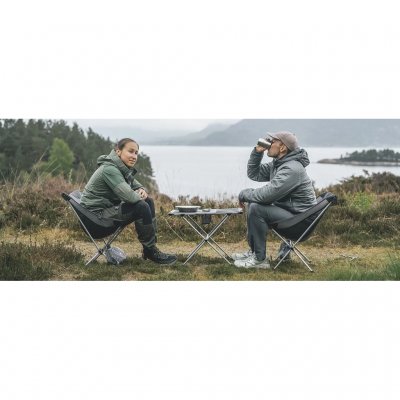 Kleiner und niedriger Tisch mit Stahlrahmen und Getränkehaltern für zwei Personen.