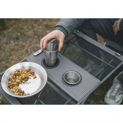 Der Tisch hat zwei integrierte Getränkehalter.