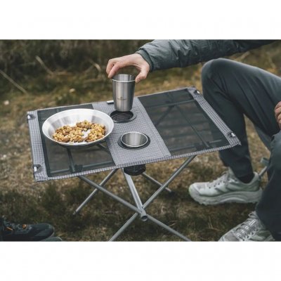 Kleiner und niedriger Tisch mit Stahlrahmen und Tischplatte aus Polyester und Mesh.