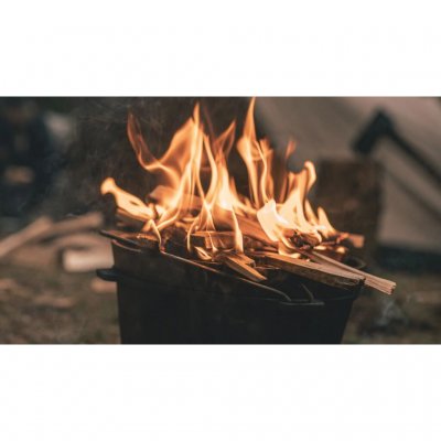 Gusseisentopf, der über offenem Feuer oder im Ofen verwendet werden kann.