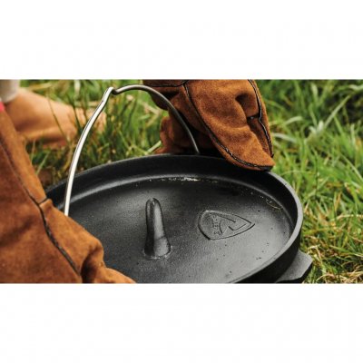 Der erhöhte Rand am Deckel hält die Glut an ihrem Platz, wenn man auch Hitze von oben haben möchte.