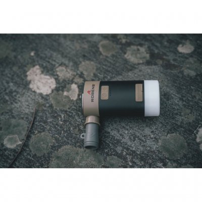 Kompakte und robuste batteriebetriebene Luftmatratzenpumpe, die auch als Lampe und Powerbank dient.