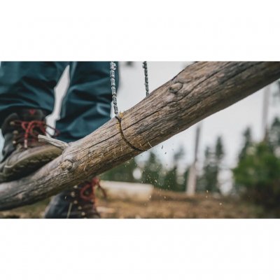 Kettensäge mit Handgelenksband, die problemlos dickere Äste und kleinere Bäume durchsägt.