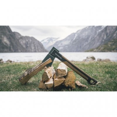 Eine Outdoor-Axt von Robens.