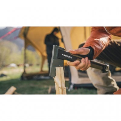Kompakte Outdoor-Axt mit geschmiedetem Kopf aus Kohlenstoffstahl.