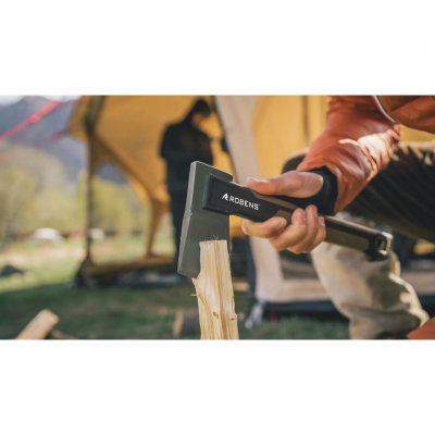 Kompakte Outdoor-Axt mit geschmiedetem Kopf aus Kohlenstoffstahl.