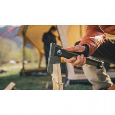Kompakte Outdoor-Axt mit geschmiedetem Kopf aus Kohlenstoffstahl.